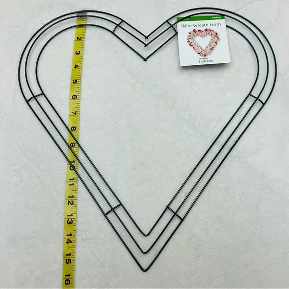 NWT 17pc 16” x 16” Heart-Shaped Wire Wreath Form by Flora Craft Homemade Decor - Picture 7 of 8